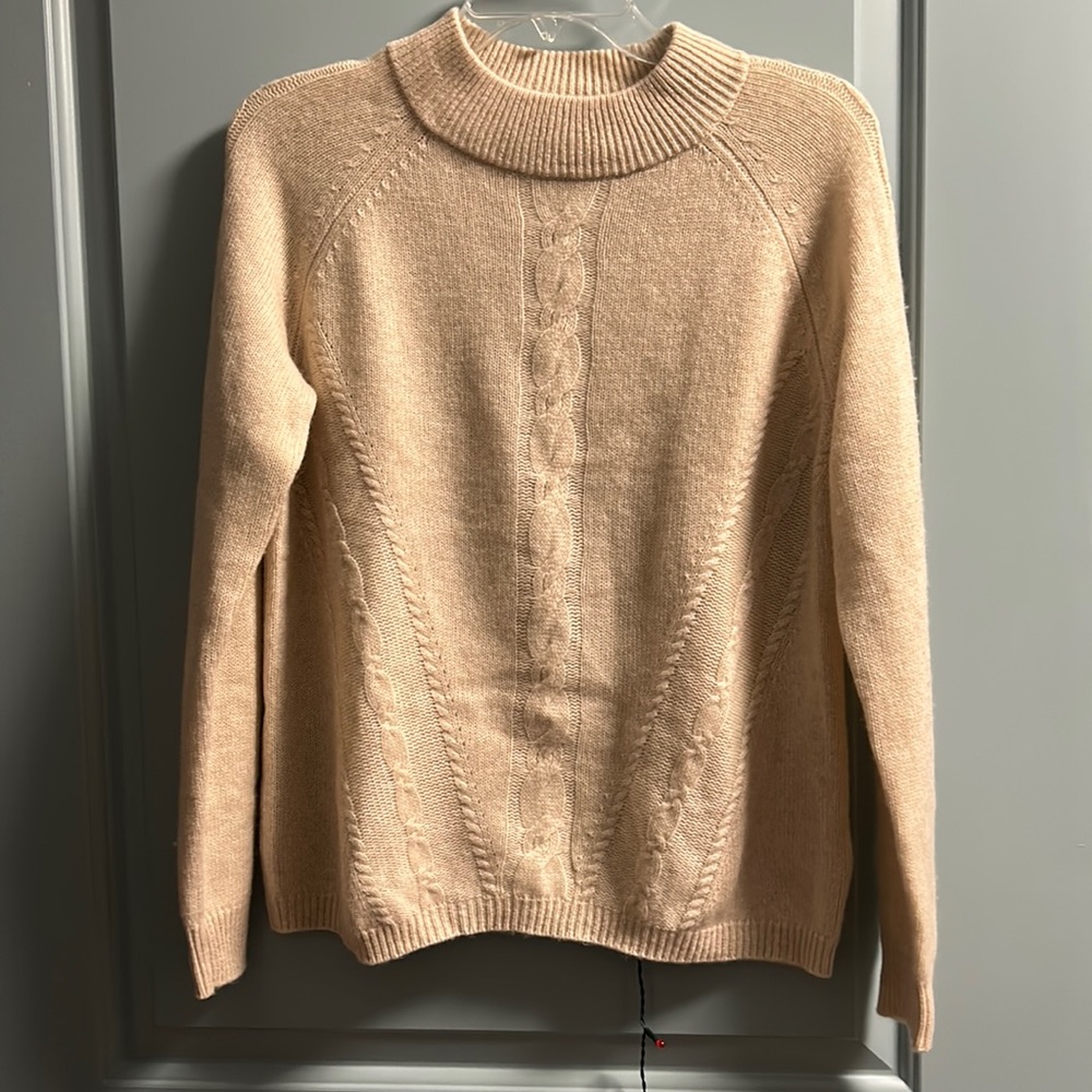 Hi 👋 you 👀 at Philosophy 💯 % cashmere sweater NEW no 🏷️